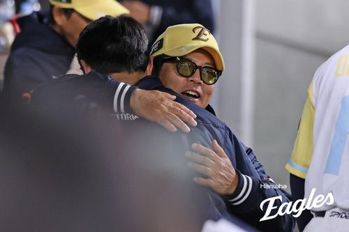 문동주 안아주는 양상문 투수 코치(오른쪽)[한화 이글스 제공. 재배포 및 DB 금지]