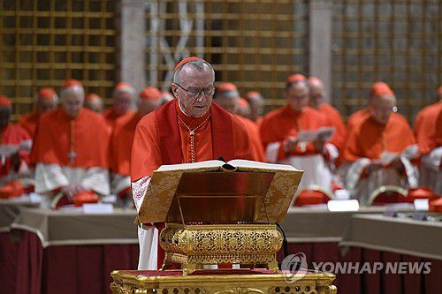 콘클라베에 참석한 피에트로 파롤린 추기경(바티칸 AP=연합뉴스) 피에트로 파롤린 추기경이 7일(현지시간) 바티칸 시스티나 성당에서 열린 콘클라베에서 비밀 준수 서약을 하고 있다. 2025.5.7 photo@yna.co.kr [Vatican Media 제공]