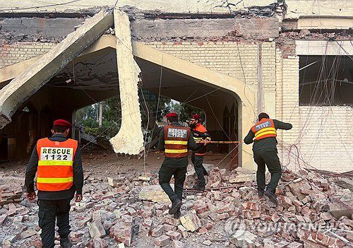 인도·파키스탄 무력 충돌지난 7일 파키스탄 펀자브주 라호르 인근 무리드케에 있는 정부 건물이 인도군의 공습으로 파손되자 구조대원들이 건물을 봉쇄하고 있다. [로이터 연합뉴스 자료사진. 재판매 및 DB 금지]