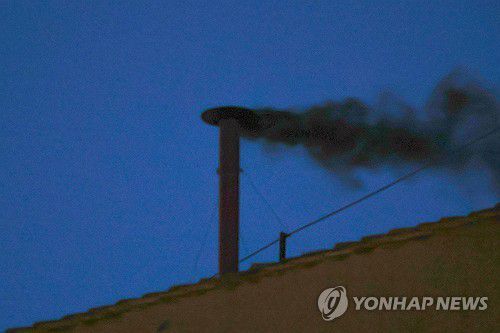 시스티나 대성당 위 굴뚝의 검은연기(바티칸 로이터=연합뉴스) 7일(현지시간) 바티칸 시스티나 성당 위에 설치된 굴뚝에서 검은 연기가 나오고 있다. 2025.5.7 photo@yna.co.kr
