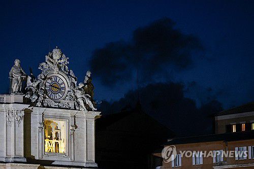 검은 연기 뿜어져 나오는 시스티나 성당 굴뚝[로이터 연합뉴스]