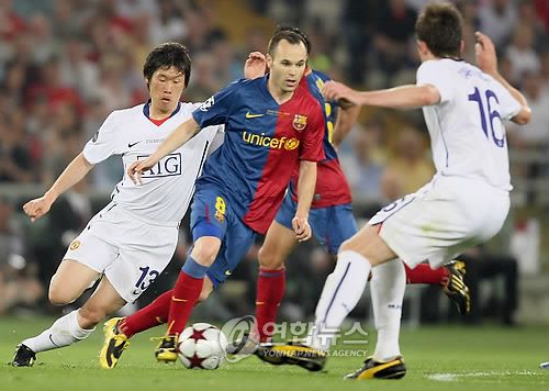 수비하는 박지성(로마=연합뉴스) 황광모 기자= 28일 새벽(한국시간) 이탈리아 로마의 스타디오 올림피코에서 열린 2009-2009 유럽축구연맹 챔피언스리그 결승전 맨체스터 유나이티드와 FC 바르셀로나와의 경기에서 맨유의 박지성이 상대 이니에스타의 드리블을 저지하고 있다. 2009.5.28 hkmpooh@yna.co.kr