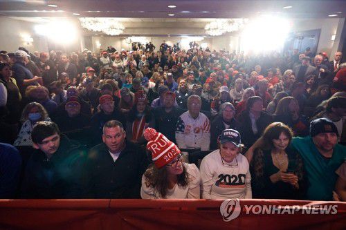 트럼프의 뉴햄프셔주 유세장 가득 메운 청중들(포츠머스 AFP=연합뉴스) 2024년 1월 17일(현지시간) 미국 뉴햄프셔주 포츠머스의 호텔에서 열린 도널드 트럼프 전 미국 대통령의 대선 유세장이 지지자들로 가득 찼다. 지난 15일 공화당 경선 첫 레이스인 아이오와 코커스에서 승리한 트럼프는 오는 23일 열릴 뉴햄프셔 프라이머리를 앞둔 여론조사에서도 압도적 지지율을 보이고 있다. 2024.01.18 kjw@yna.co.kr