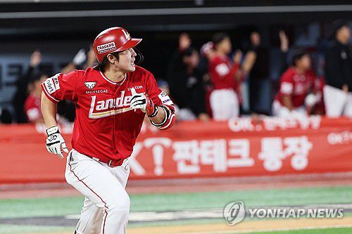 '내가 최정'(수원=연합뉴스) 홍기원 기자 = 1일 경기도 수원케이티위즈파크에서 열린 2024 KBO리그 프로야구 5위 결정전 SSG 랜더스와 kt wiz의 경기. 8회초 1사 주자 없을 때 SSG 최정이 홈런을 치고 베이스를 돌고 있다. 2024.10.1 xanadu@yna.co.kr