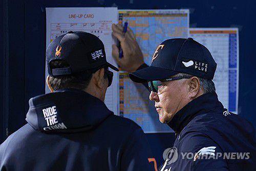 코치진과 대화하는 김경문 감독(서울=연합뉴스) 신현우 기자 = 26일 서울 잠실야구장에서 열린 프로야구 2025 신한 SOL 뱅크 KBO리그 한화 이글스와 LG 트윈스의 경기.     한화 김경문 감독이 경기를 지켜보며 코치진과 대화하고 있다. 2025.3.26 nowwego@yna.co.kr