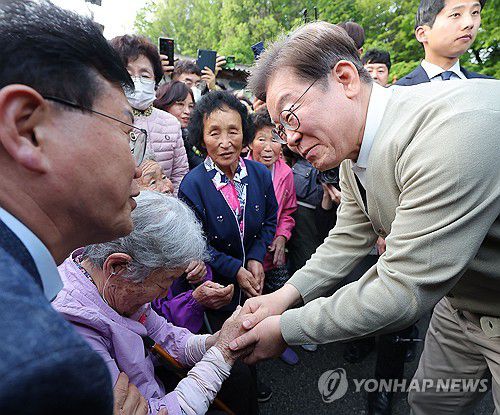 이재명 후보, 장수군 오옥마을 방문(장수=연합뉴스) 류영석 기자 = 더불어민주당 이재명 대선 후보가 '골목골목 경청투어:국토종주편'에 나선 6일 전북 장수군 오옥마을을 찾아 주민 어르신들과 인사하고 있다. 2025.5.6 ondol@yna.co.kr