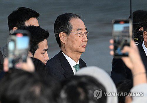 회담장 떠나는 한덕수(서울=연합뉴스) 황광모 기자 = 무소속 한덕수 대선 예비후보가 7일 서울 종로구의 한 식당에서 국민의힘 김문수 대선 후보와 후보 단일화 관련 회동을 마친 뒤 떠나고 있다.  2025.5.7 [공동취재] hkmpooh@yna.co.kr