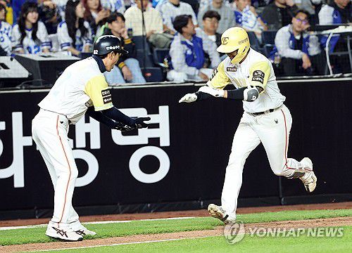 홈런 주루(대전=연합뉴스) 배재만 기자 = 7일 대전 한화생명볼파크에서 열린 프로야구 2025 신한 SOL 뱅크 KBO리그 삼성 라이온즈와 한화 이글스의 경기. 7회 말 한화 공격. 2사 2루에서 1번 타자 이원석이 2점 홈런을 친 뒤 3루 코치와 기쁨을 나누고 있다. 2025.5.7 scoop@yna.co.kr