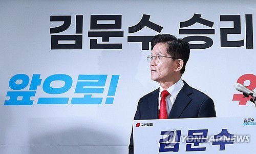 기자회견 마친 국민의힘 김문수 후보(서울=연합뉴스) 신현우 기자 = 국민의힘 김문수 대선 후보가 8일 서울 여의도 대하빌딩에 마련한 선거 캠프 사무실에서 후보 단일화에 관한 입장을 밝힌 뒤 이동하고 있다. 2025.5.8 nowwego@yna.co.kr