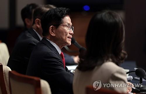 질문에 답하는 김문수 대선 후보(서울=연합뉴스) 김인철 기자 = 국민의힘 김문수 대선 후보가 8일 서울 중구 한국프레스센터에서 열린 관훈클럽 토론회에서 패널의 질문에 답하고 있다. 2025.5.8 yatoya@yna.co.kr