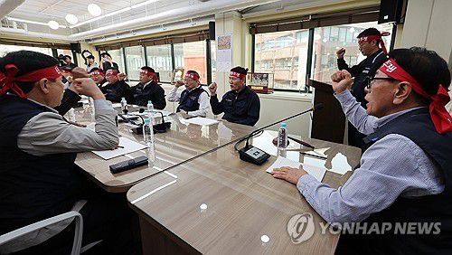 구호 외치는 대표자회의 참석자들(서울=연합뉴스) 이진욱 기자 = 8일 서울 강남구 전국자동차노동조합연맹에서 열린 대표자회의에서 서종수 위원장(오른쪽), 박점곤 서울시버스노동조합 위원장(오른쪽 네번째) 등 참석자들이 구호를 외치고 있다. 2025.5.8 cityboy@yna.co.kr