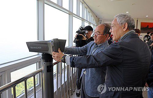 통일전망대 방문한 유인촌 장관(서울=연합뉴스) 유인촌 문화체육관광부 장관이 8일 강원도 고성군 통일전망대에서 시설을 살펴보고 있다. 2025.5.8 [문화체육관광부 제공. 재판매 및 DB 금지] photo@yna.co.kr