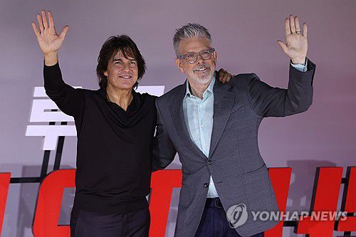 손인사하는 톰 크루즈-크리스토퍼 맥쿼리 감독(서울=연합뉴스) 강민지 기자 = 할리우드 배우 톰 크루즈(왼쪽), 크리스토퍼 맥쿼리 감독이 8일 서울 송파구 롯데시네마 월드타워에서 열린 영화 '미션 임파서블: 파이널 레코닝' 기자간담회에서 포즈를 취하고 있다. 2025.5.8 mjkang@yna.co.kr