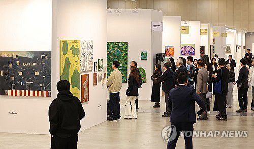 '아트부산 2025' 개막. 오는 11일까지(부산=연합뉴스) 강선배 기자 = 부산을 대표하는 아트페어인 '아트부산 2025'가 8일 부산 해운대구 벡스코 제1전시장에서 VIP 시사회를 시작으로 나흘간의 일정에 들어갔다.     올해 14회째를 맞은 아트부산에는 국제갤러리와 갤러리현대 등 국내 유명 갤러리를 비롯해 17개국 109개 갤러리가 참가한다. 2025.5.8 sbkang@yna.co.kr