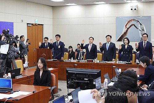 SK텔레콤 유심 해킹 사건, 증인 선서(서울=연합뉴스) 박동주 기자 = 8일 국회 과학기술정보방송통신위원회 전체회의에서 열린 SK텔레콤 유심 해킹 사건 청문회에서 유영상 SK텔레콤 대표이사 등이 증인선서를 하고 있다. 2025.5.8 pdj6635@yna.co.kr