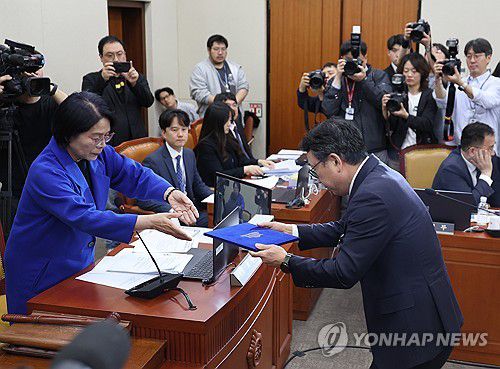 선서문 제출하는 유영상 SK텔레콤 대표이사(서울=연합뉴스) 박동주 기자 = 8일 국회 과학기술정보방송통신위원회 전체회의에서 열린 SK텔레콤 유심 해킹 사건 청문회에서 유영상 SK텔레콤 대표이사가 증인선서를 하고 최민희 위원장에게 선서문을 제출하고 있다. 2025.5.8 pdj6635@yna.co.kr