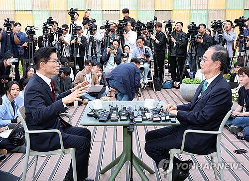 단일화 관련 2차 회동하는 김문수-한덕수(서울=연합뉴스) 류영석 기자 = 국민의힘 김문수 대선후보와 무소속 한덕수 대선 예비후보가 8일 서울 국회 사랑재에 위치한 커피숍에서 후보 단일화 관련 회동을 하고 있다. 2025.5.8 [공동취재] ondol@yna.co.kr