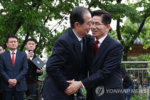 포옹하는 김문수-한덕수(서울=연합뉴스) 박동주 기자 = 국민의힘 김문수 대선후보와 무소속 한덕수 대선 예비후보가 8일 서울 국회 사랑재에 위치한 커피숍에서 회동을 마친 후 포옹하고 있다. 2025.5.8 [공동취재] pdj6635@yna.co.kr