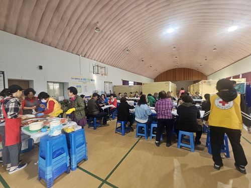 안동 길안중학교 강당에 차려진 이재민 임시거처(안동=연합뉴스) 김선형 기자 = 8일 오전 경북 안동시 길안면 길안중학교에서 이재민들이 아침을 먹고 있다. 2025.5.8 sunhyung@yna.co.kr