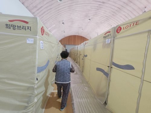 텐트로 이동하는 이재민(안동=연합뉴스) 김선형 기자 = 8일 오전 경북 안동시 길안면 길안중학교 강당에서 금영자 할머니가 임시 거처인 텐트로 이동하고 있다. 2025.5.8 sunhyung@yna.co.kr