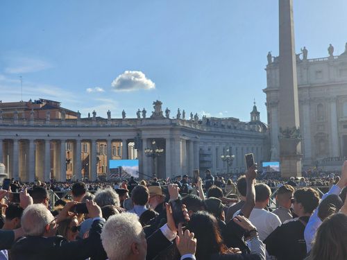 교황 선출 흰 연기에 환호(바티칸=연합뉴스) 신창용 특파원 = 8일(현지시간) 바티칸 시스티나 성당 굴뚝 위로 새 교황 탄생을 알리는 흰 연기가 피어오르자 성 베드로 광장을 가득 메운 인파가 환호하고 있다. 2025.05.08 changyong@yna.co.kr