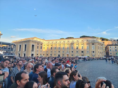 새 교황 등장 지켜보는 인파(바티칸=연합뉴스) 신창용 특파원 = 8일(현지시간) 바티칸 성 베드로 광장을 가득 메운 인파가 새 교황 레오 14세가 등장하는 모습을 지켜보고 있다. 2025.05.08 changyong@yna.co.kr