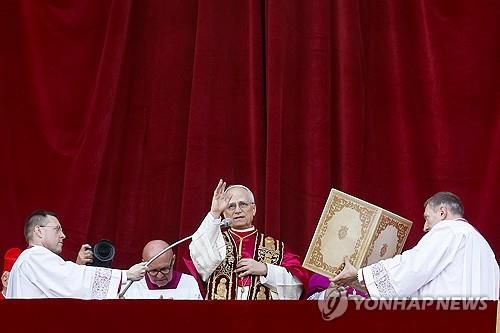 신자들 첫 대면한 레오 14세[EPA 연합뉴스 자료사진. 재판매 및 DB 금지]