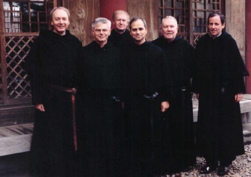 2002년에 한국 방문한 레오 14세(오른쪽에서 세번째)[성 아우구스티노회 수도회의 한국지부 '성 아우구스띠노 수도회' 제공. 재판매 및 DB 금지]