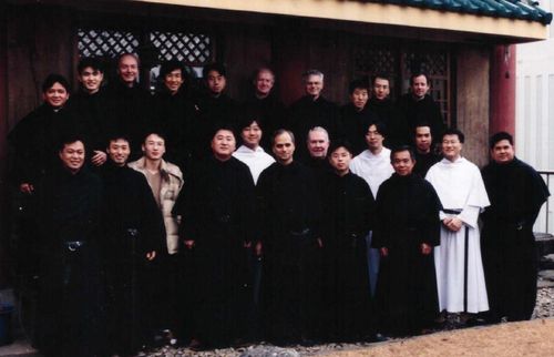 2002년에 한국 방문한 레오 14세[성 아우구스티노회 수도회의 한국지부 '성 아우구스띠노 수도회' 제공. 재판매 및 DB 금지]