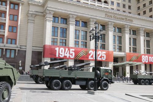 러시아 전승절 열병식에 등장한 드론(모스크바=연합뉴스) 최인영 특파원 = 9일(현지시간) 러시아제 드론들이 전승절 80주년 열병식에서 행진하기 위해 차량에 실려 모스크바 붉은광장으로 이동하고 있다. 2025.5.9 abbie@yna.co.kr (끝)