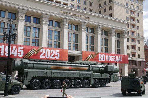 야르스 대륙간탄도미사일(모스크바=연합뉴스) 최인영 특파원 = 9일(현지시간) 야르스 대륙간탄도미사일(ICBM)이 전승절 80주년 열병식에서 행진하기 위해 차량에 실려 모스크바 붉은광장으로 이동하고 있다. 2025.5.9 abbie@yna.co.kr (끝)