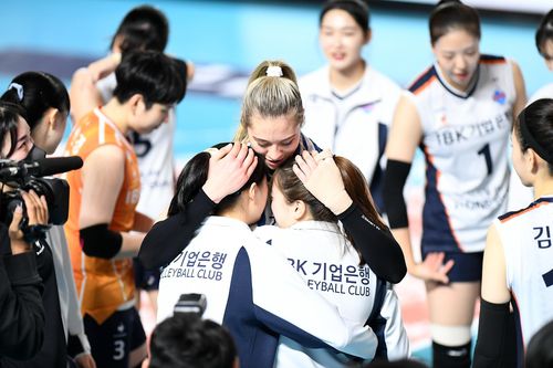 고별전을 마친 후 기업은행 선수들과 포옹하는 라셈(중앙)[한국배구연맹 제공. 재판매 및 DB 금지]