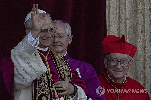 신자들에게 인사하는 레오14세(바티칸 AP=연합뉴스) 레오14세가 8일(현지시간) 선출 직후 바티칸 성 베드로 대성전에서 신자들에게 손을 흔들고 있다. 2025.5.8 photo@yna.co.kr