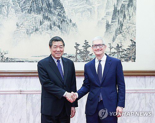 지난 3월 팀 쿡 애플 CEO와 만난 허리펑 중국 부총리 [EPA 연합뉴스 자료사진. 재판매 및 DB 금지]