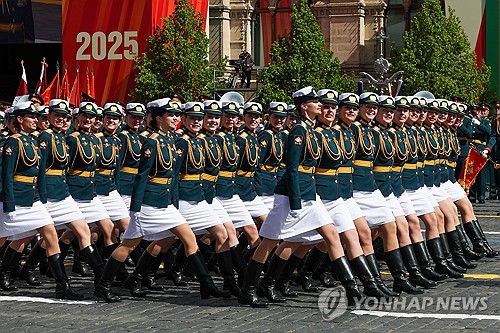 행진하는 여군[타스=연합뉴스. 재판매 및 DB 금지]