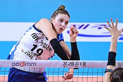 공격하는 기업은행 빅토리아(서울=연합뉴스) 21일 인천삼산월드체육관에서 열린 2024-2025 여자프로배구 V리그 흥국생명과 IBK기업은행의 경기. 기업은행 빅토리아가 공격을 시도하고 있다. 2025.1.21 [한국배구연맹 제공. 재판매 및 DB 금지] photo@yna.co.kr