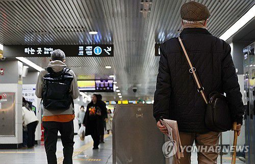 서울시민 64% "지하철 무임승차 연령 높여야"(서울=연합뉴스) 이진욱 기자 = 서울 시민 10명 중 6명이 현재 65세 이상인 지하철 무임승차 연령 상향에 찬성하는 것으로 나타났다. 2025.3.6 cityboy@yna.co.kr