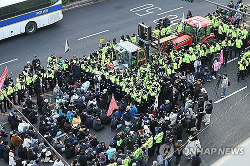 도심 진출한 전농 트랙터, 경찰과 대치(서울=연합뉴스) 서대연 기자 = 지난 3월 26일 서울 종로구 자하문로에서 경찰들이 전국농민회총연맹(전농) 소속 트랙터를 둘러싸고 있는 가운데 시민단체 회원들과 대치하고 있다. 2025.3.26 dwise@yna.co.kr