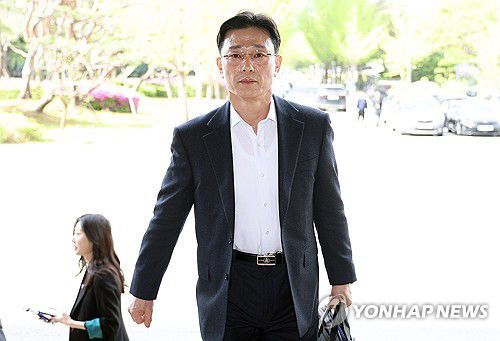 공수처 향하는 임성근 전 사단장(과천=연합뉴스) 김성민 기자 = 임성근 전 해병대 1사단장이 해병대 채모 상병 순직사건 외압 의혹의 수사 포렌식 참관을 위해 23일 경기도 과천 고위공직자범죄수사처(공수처)로 들어서고 있다. 2025.4.23 ksm7976@yna.co.kr