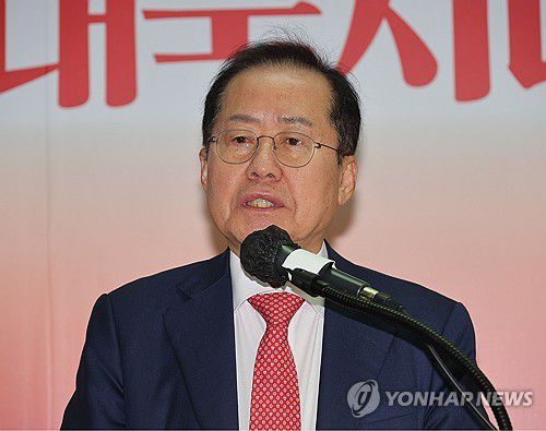 정계 은퇴 선언 기자회견하는 홍준표(서울=연합뉴스) 류영석 기자 = 국민의힘 대선 후보 2차 경선에서 탈락한 홍준표 후보가 29일 서울 여의도 대하빌딩 선거 캠프 사무실에서 정계 은퇴 관련 기자회견을 하고 있다. 2025.4.29 ondol@yna.co.kr