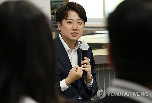 카이스트 학생들 만난 이준석 대선후보(대전=연합뉴스) 강수환 기자 = 개혁신당 이준석 대선후보가 7일 오후 대전 유성구 한국과학기술원(KAIST)에서 재학생들과 '2030 현장 청취' 간담회를 진행하고 있다. 2025.5.7 swan@yna.co.kr