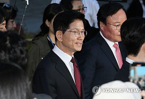 김문수-한덕수, '단일화 담판' 결렬(서울=연합뉴스) 황광모 기자 = 국민의힘 김문수 대선 후보가 7일 서울 종로구의 한 식당에서 무소속 한덕수 대선 예비후보와 후보 단일화 관련 회동을 마친 뒤 브리핑을 하고 있다.      국민의힘 김 후보와 무소속 한 예비후보는 후보 단일화 논의를 이날 위해 만났지만, 합의된 사항 없이 끝났다. 2025.5.7 [공동취재] hkmpooh@yna.co.kr