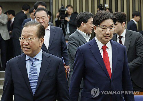 의총 참석하는 권영세-권성동(서울=연합뉴스) 박동주 기자 = 국민의힘 권영세 비상대책위원장과 권성동 원내대표가 8일 서울 여의도 국회에서 열린 의원총회에 참석하고 있다. 2025.5.8 pdj6635@yna.co.kr