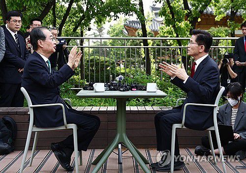 김문수와 단일화 관련 2차 회동하는 한덕수(서울=연합뉴스) 류영석 기자 = 무소속 한덕수 대선 예비후보가 8일 서울 국회 사랑재에 위치한 커피숍에서 국민의힘 김문수 대선후보와 후보 단일화 관련 회동을 하고 있다. 2025.5.8 [공동취재] ondol@yna.co.kr