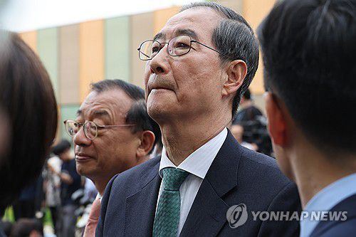 생각에 잠긴 무소속 한덕수 대선 예비후보(서울=연합뉴스) 박동주 기자 = 무소속 한덕수 대선 예비후보가 8일 서울 국회 사랑재에 위치한 커피숍에서 국민의힘 김문수 대선후보와 후보 단일화 관련 회동을 마치고 생각에 잠겨 있다. 2025.5.8 pdj6635@yna.co.kr