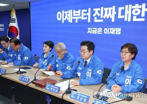 민주당 중앙선거대책위원회의(서울=연합뉴스) 김인철 기자 = 더불어민주당 상임총괄선대위원장인 박찬대 원내대표(오른쪽 두 번째)가 9일 서울 여의도 민주당 중앙당사에서 열린 중앙선거대책위원회의에서 의사봉을 두드리고 있다. 2025.5.9 yatoya@yna.co.kr