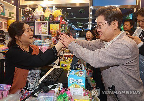 경주 골목골목 경청투어 나선 이재명 후보(경주=연합뉴스) 김도훈 기자 = 더불어민주당 이재명 대선 후보가 제3차 골목골목 경청투어로 경북지역 방문에 나선 9일 경북 경주시의 한 문방구를 방문해 가게 상인과 이야기하고 있다. 2025.5.9 superdoo82@yna.co.kr