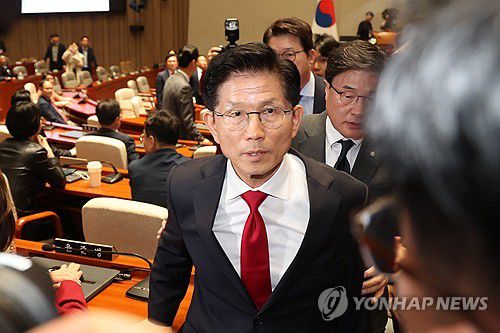 의총장에서 나가는 김문수 후보(서울=연합뉴스) 김주성 기자 = 국민의힘 김문수 대선 후보가 9일 서울 여의도 국회에서 열린 의원총회에서 권영세 비상대책위원장이 단일화를 압박하는 발언을 하고서 퇴장하자 바로 이어서 의총장을 나가고 있다. 2025.5.9 utzza@yna.co.kr