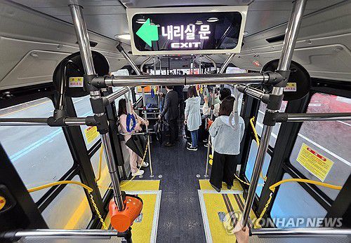 제주 '섬식정류장' 정식 개통(제주=연합뉴스) 전지혜 기자 = 제주도가 국내 최초로 '섬식정류장'을 도입한 '제주형 간선급행버스체계(BRT) 고급화사업' 서광로 구간이 9일 본격 개통됐다.     사진은 이날 오전 서광로 구간을 다니는 양문형 버스 내부 모습. 2025.5.9 atoz@yna.co.kr