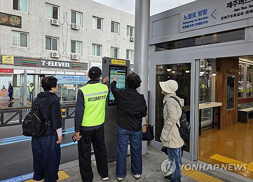 제주 '섬식정류장' 정식 개통(제주=연합뉴스) 전지혜 기자 = 제주도가 국내 최초로 '섬식정류장'을 도입한 '제주형 간선급행버스체계(BRT) 고급화사업' 서광로 구간이 9일 본격 개통됐다.     사진은 이날 오전 제주버스터미널 앞 섬식정류장의 모습. 2025.5.9 atoz@yna.co.kr